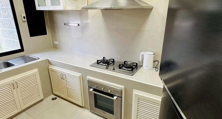 For rent 4 bedrooms townhouse in Watthana, Bangkok