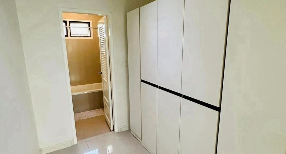 For rent 4 bedrooms townhouse in Watthana, Bangkok