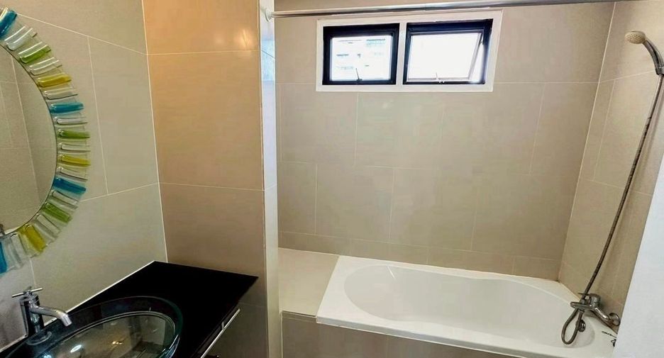 For rent 4 bedrooms townhouse in Watthana, Bangkok