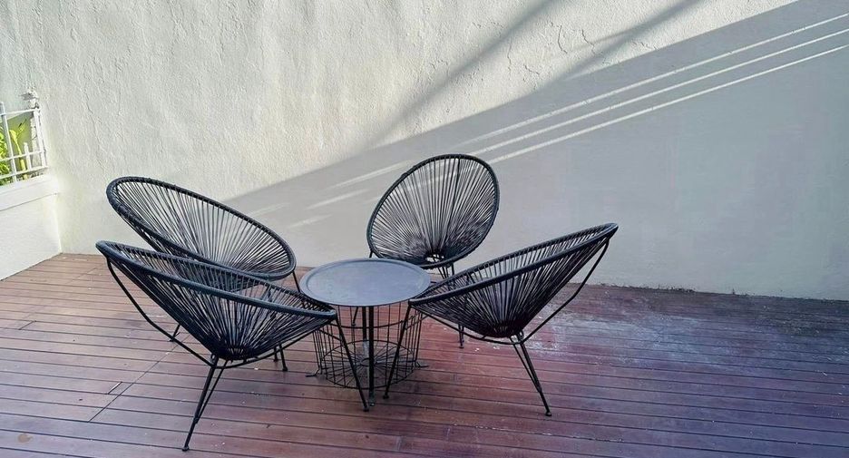 For rent 4 bedrooms townhouse in Watthana, Bangkok