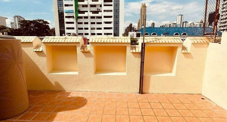 For rent 4 bedrooms townhouse in Watthana, Bangkok