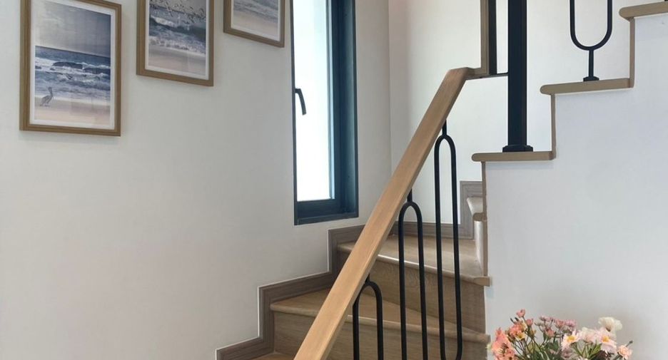Casa adosada en alquiler y en venta de 4 habitaciones en Huai Khwang, Bangkok