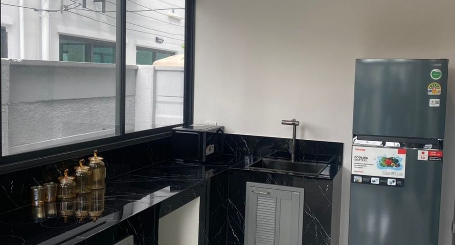 Casa adosada en alquiler y en venta de 4 habitaciones en Huai Khwang, Bangkok