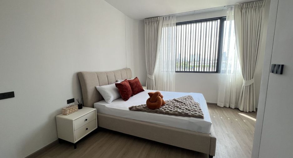 Casa adosada en alquiler y en venta de 4 habitaciones en Huai Khwang, Bangkok