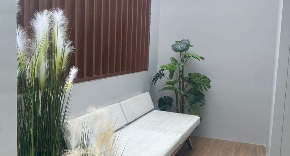 Casa adosada en alquiler y en venta de 4 habitaciones en Huai Khwang, Bangkok