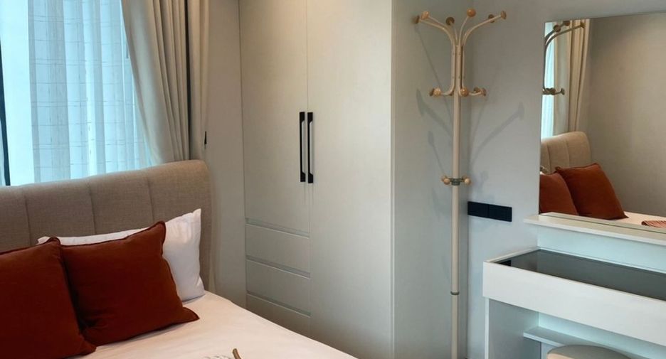 Casa adosada en alquiler y en venta de 4 habitaciones en Huai Khwang, Bangkok