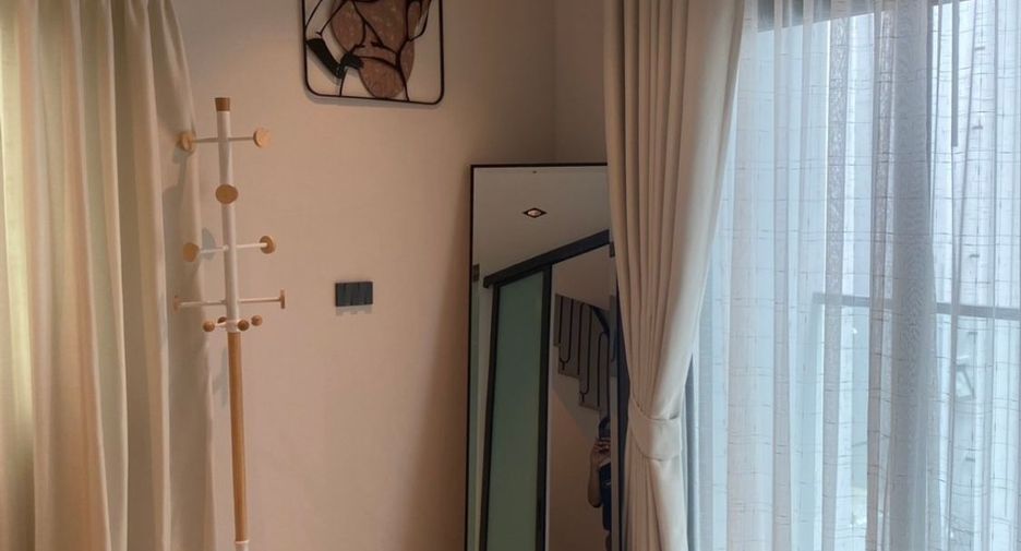 Casa adosada en alquiler y en venta de 4 habitaciones en Huai Khwang, Bangkok