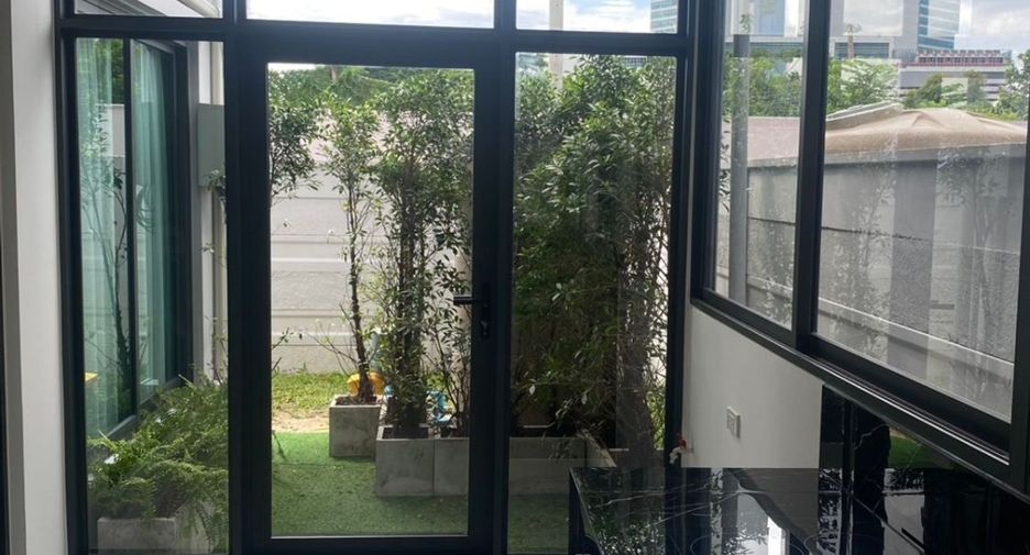 Casa adosada en alquiler y en venta de 4 habitaciones en Huai Khwang, Bangkok