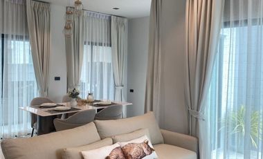 Casa adosada en alquiler y en venta de 4 habitaciones en Huai Khwang, Bangkok
