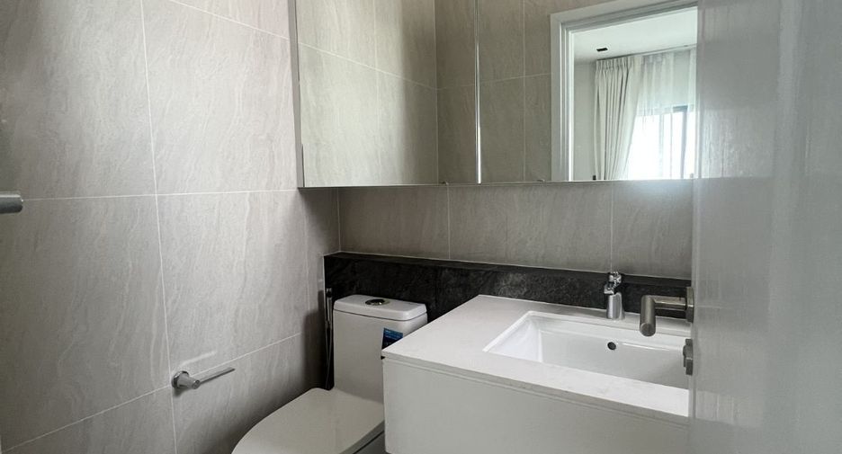 Casa adosada en alquiler y en venta de 4 habitaciones en Huai Khwang, Bangkok