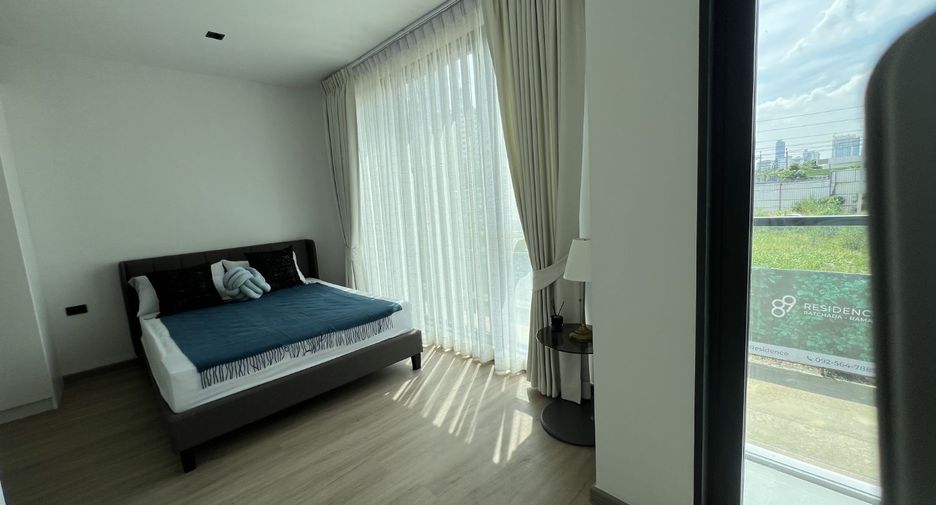 Casa adosada en alquiler y en venta de 4 habitaciones en Huai Khwang, Bangkok