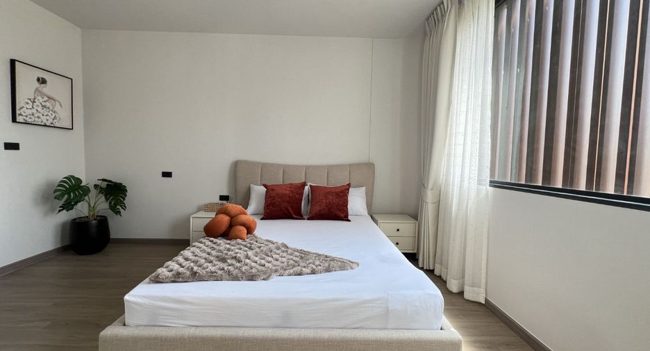 Casa adosada en alquiler y en venta de 4 habitaciones en Huai Khwang, Bangkok