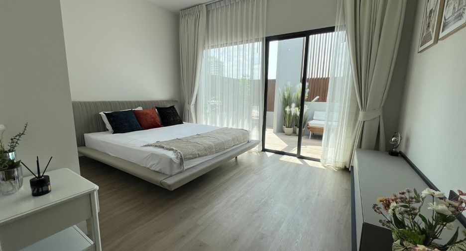 Casa adosada en alquiler y en venta de 4 habitaciones en Huai Khwang, Bangkok
