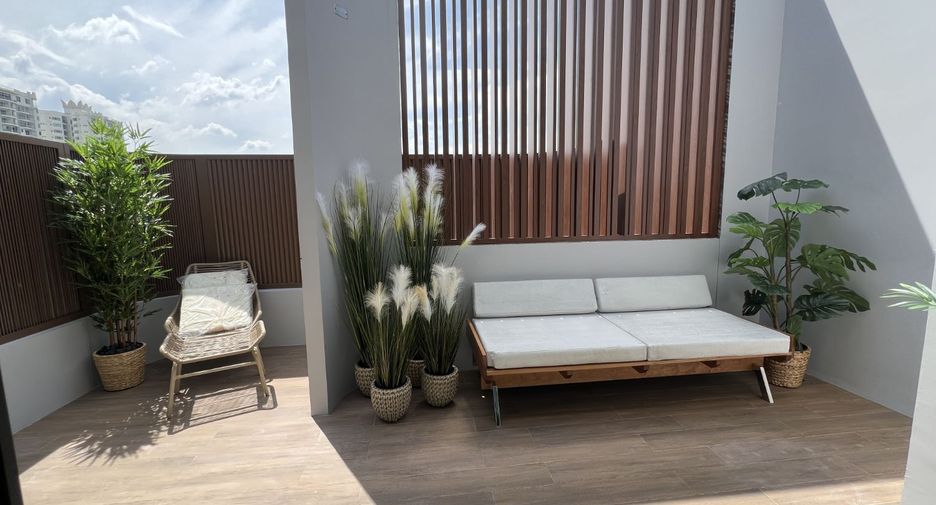 Casa adosada en alquiler y en venta de 4 habitaciones en Huai Khwang, Bangkok
