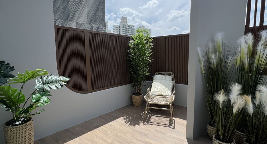 Casa adosada en alquiler y en venta de 4 habitaciones en Huai Khwang, Bangkok