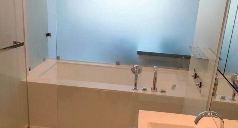 For rent 2 bedrooms condo in Pathum Wan, Bangkok