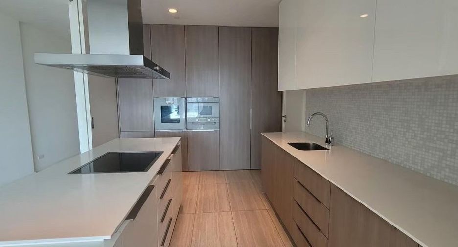 For rent 3 bedrooms condo in Pathum Wan, Bangkok