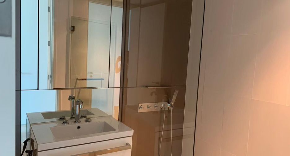 For rent 3 bedrooms condo in Pathum Wan, Bangkok