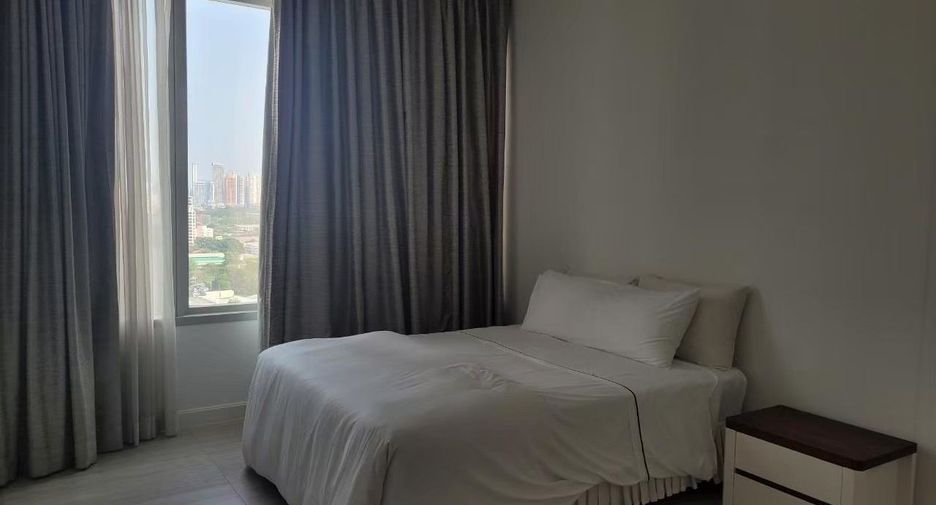 For rent 3 bedrooms condo in Pathum Wan, Bangkok