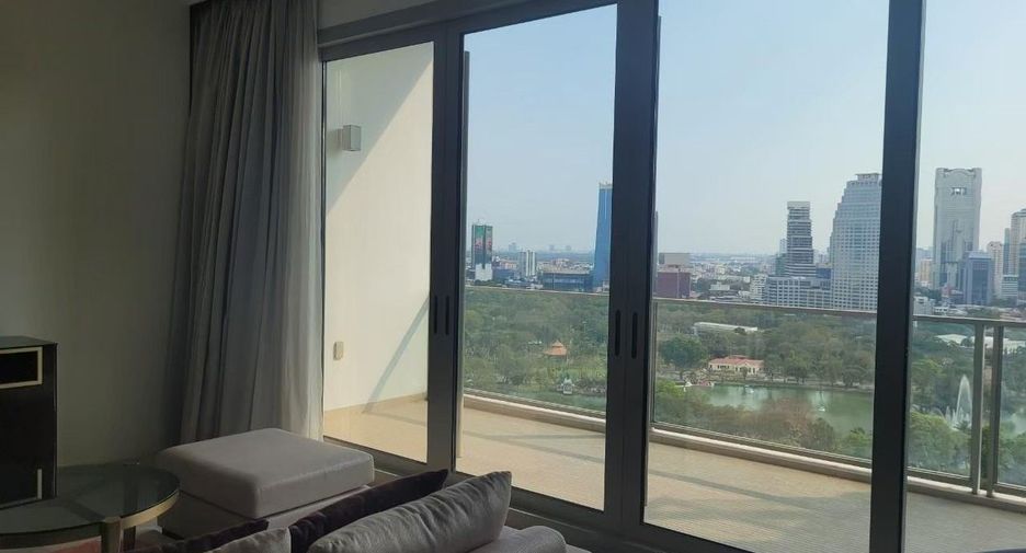 For rent 3 bedrooms condo in Pathum Wan, Bangkok