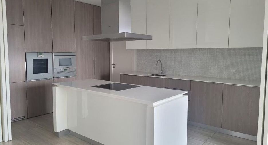 For rent 3 bedrooms condo in Pathum Wan, Bangkok