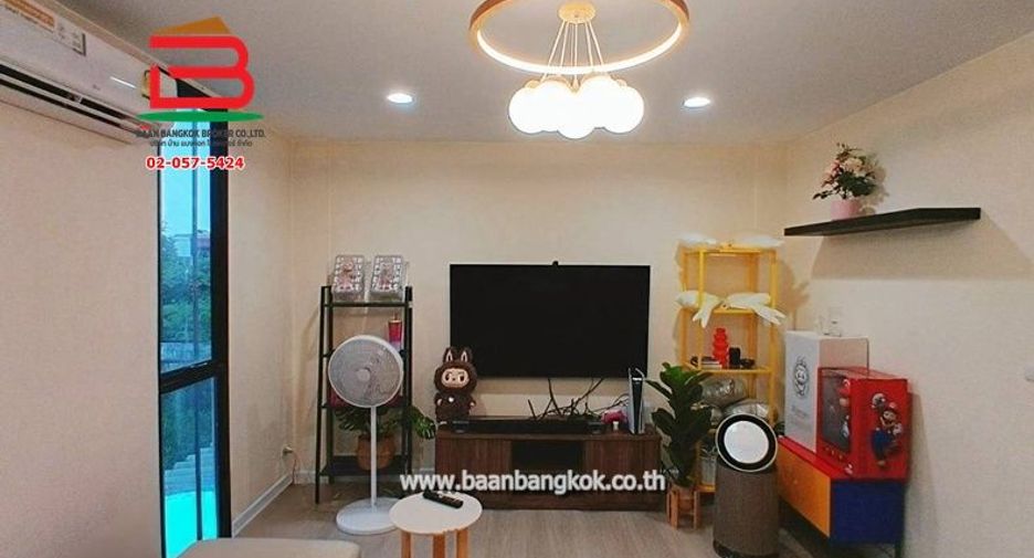 Reihenhaus zum Kauf mit 3 Zimmer in Lat Phrao, Bangkok