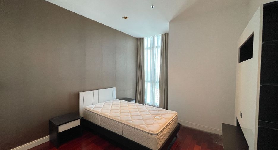 For rent 3 bedrooms condo in Pathum Wan, Bangkok