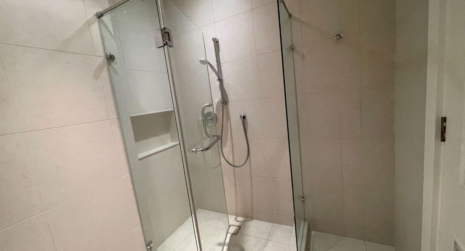 For rent 3 bedrooms condo in Pathum Wan, Bangkok