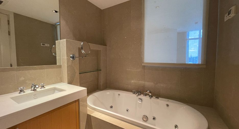 For rent 3 bedrooms condo in Pathum Wan, Bangkok