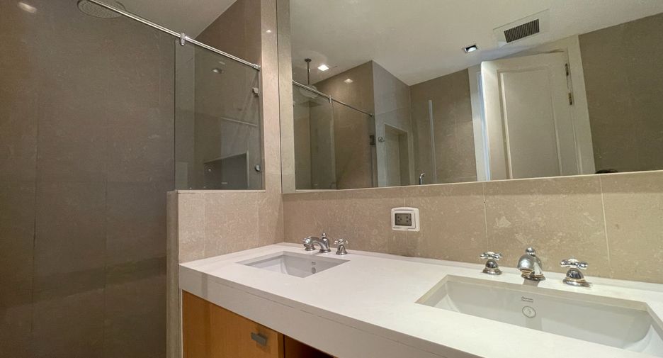 For rent 3 bedrooms condo in Pathum Wan, Bangkok