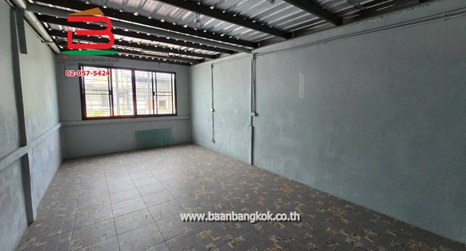 For rent 3 bedrooms retail Space in Bang Na, Bangkok