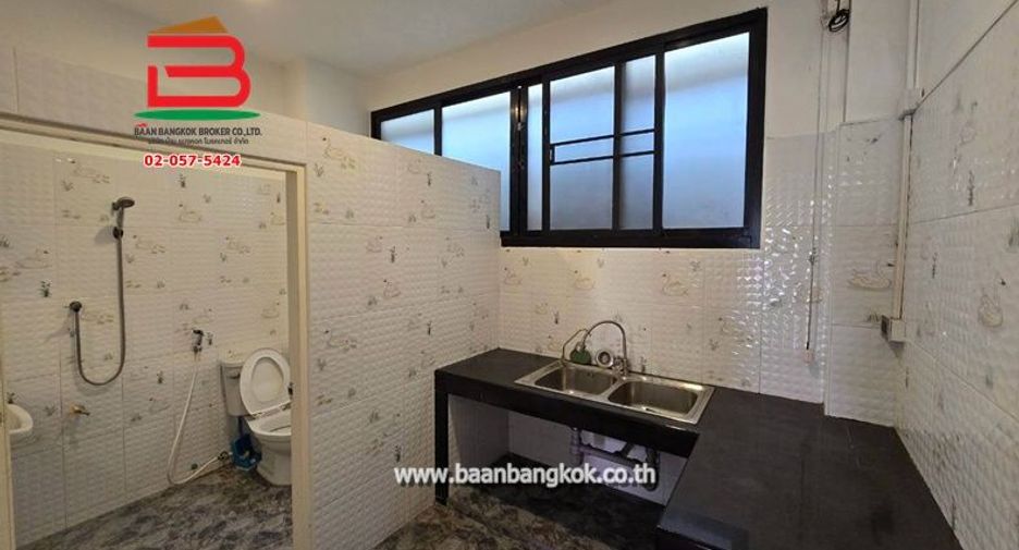 For rent 3 bedrooms retail Space in Bang Na, Bangkok