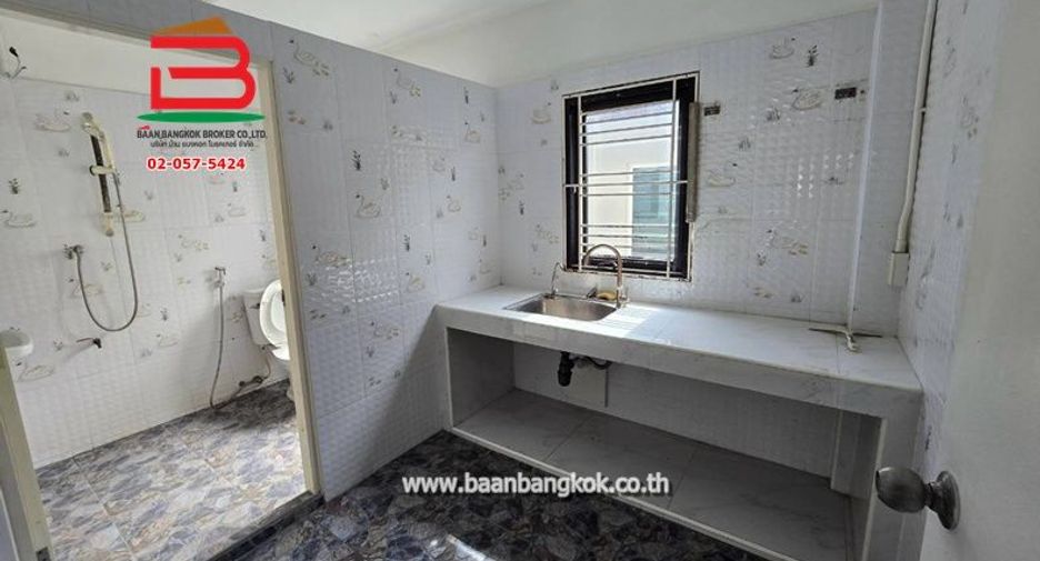 For rent 3 bedrooms retail Space in Bang Na, Bangkok