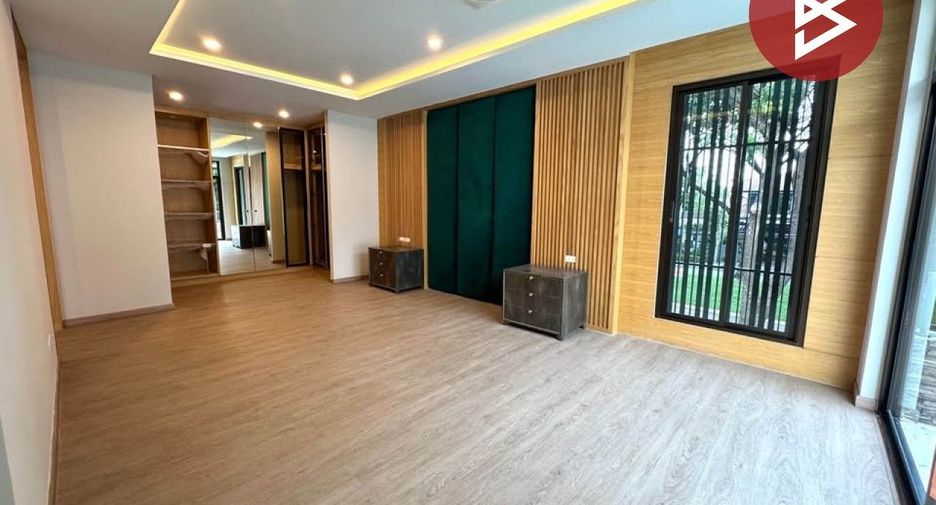 For sale 5 bedrooms house in Khan Na Yao, Bangkok