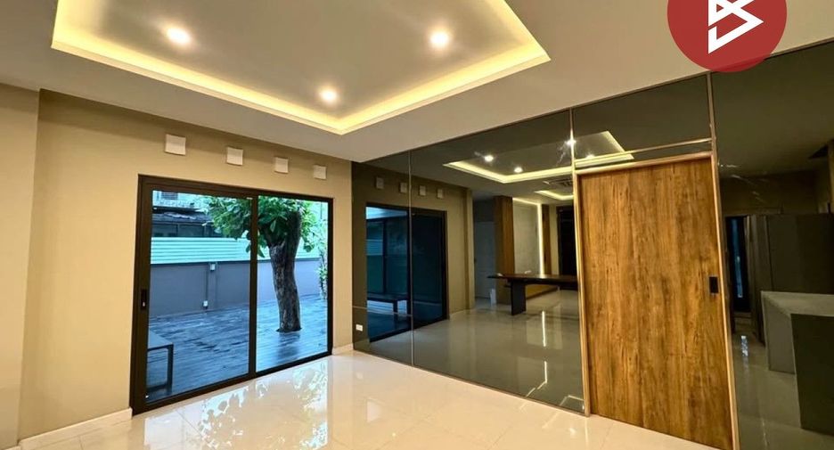 For sale 5 bedrooms house in Khan Na Yao, Bangkok