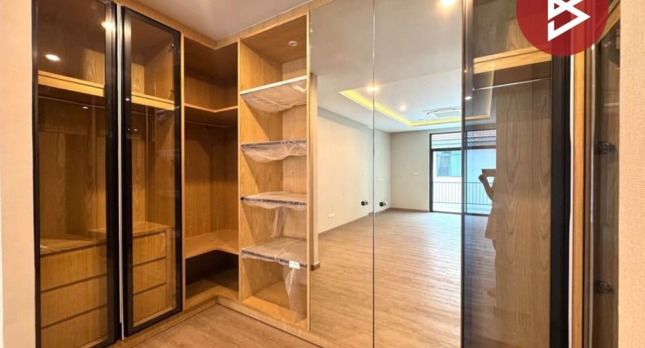 For sale 5 bedrooms house in Khan Na Yao, Bangkok