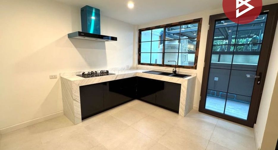 For sale 5 bedrooms house in Khan Na Yao, Bangkok