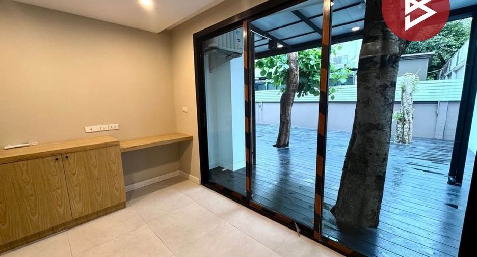 For sale 5 bedrooms house in Khan Na Yao, Bangkok