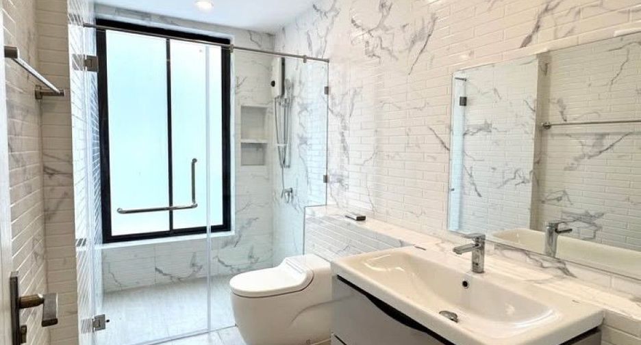 For sale 5 bedrooms house in Khan Na Yao, Bangkok