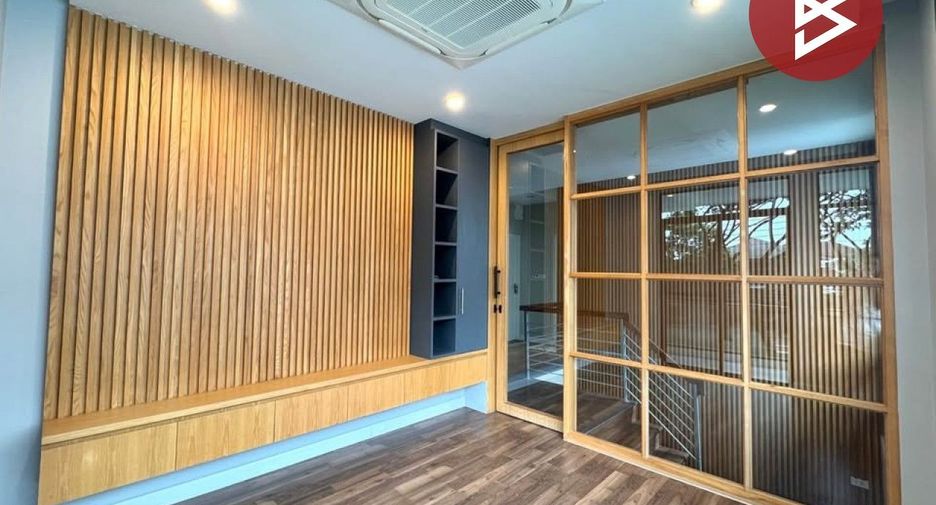 For sale 5 bedrooms house in Khan Na Yao, Bangkok