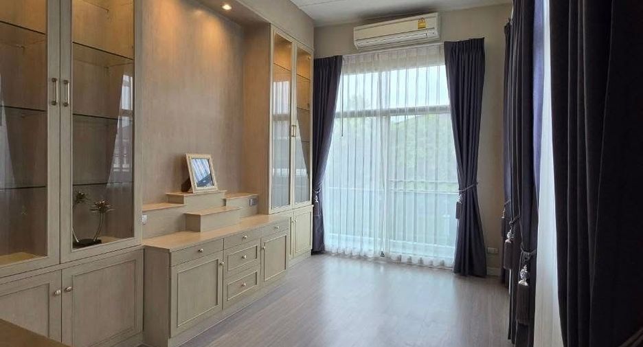 Casa en alquiler y en venta de 4 habitaciones en Lat Krabang, Bangkok