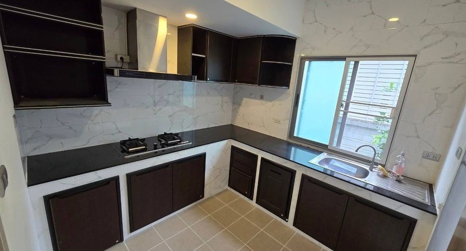 Casa en alquiler y en venta de 4 habitaciones en Lat Krabang, Bangkok