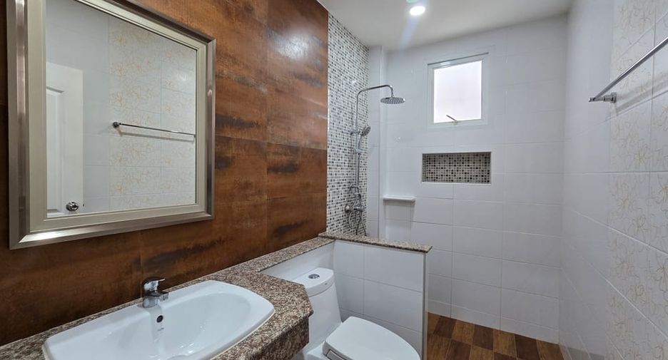 Haus zur Miete mit 4 Zimmer in Bang Lamung, Chonburi