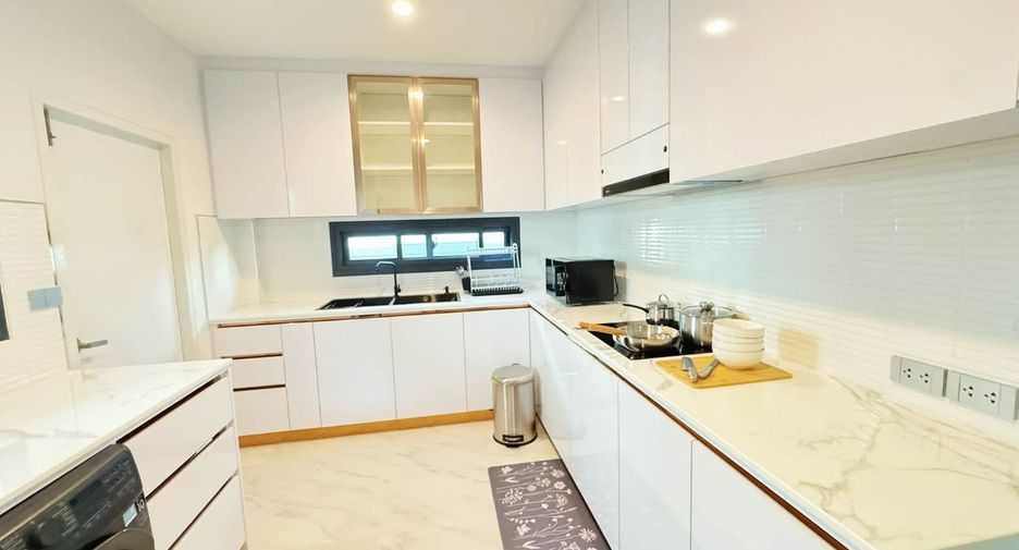 Casa adosada en alquiler de 3 habitaciones en Bang Lamung, Chonburi