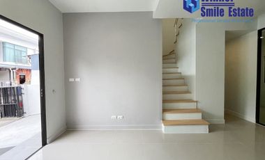For sale 4 ベッドルーム townhouse in Bang Phli, Samut Prakan