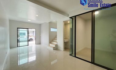 For sale 4 ベッドルーム townhouse in Bang Phli, Samut Prakan