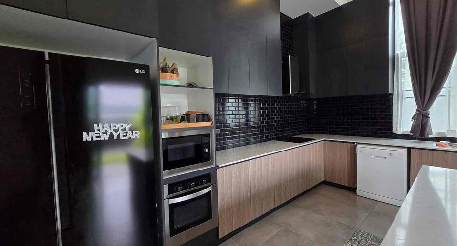 For rent 4 bedrooms villa in Bang Lamung, Chonburi