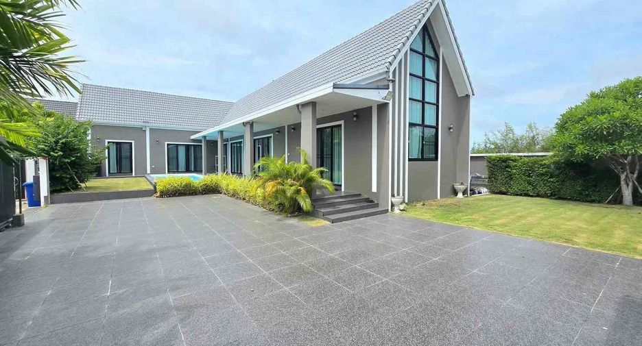 For rent 4 bedrooms villa in Bang Lamung, Chonburi