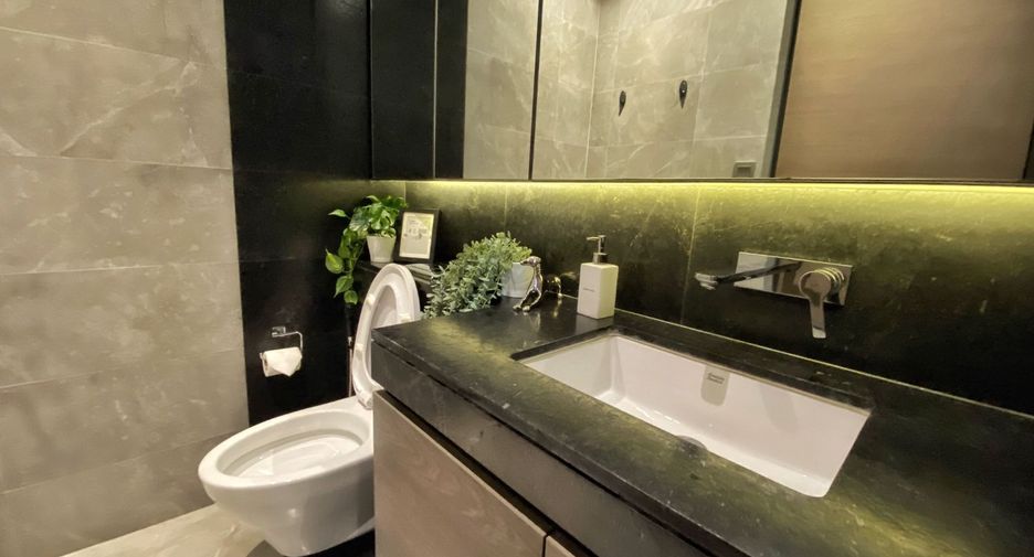 For rent 2 bedrooms condo in Pathum Wan, Bangkok