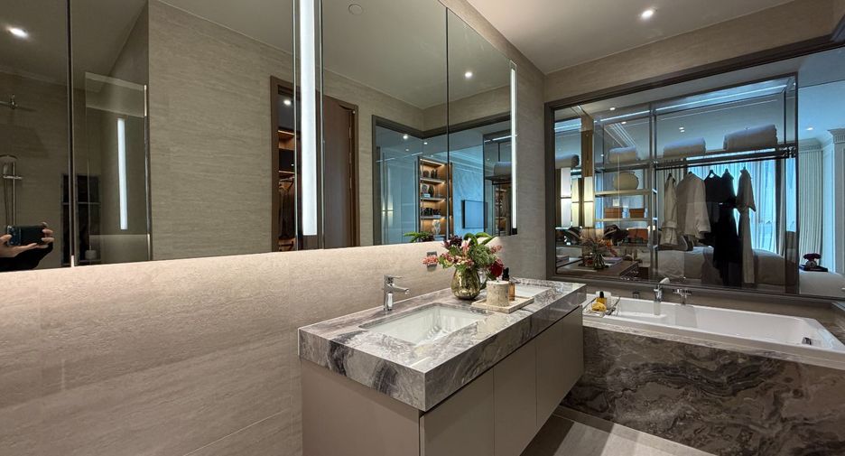 For sale 3 bedrooms condo in Phaya Thai, Bangkok